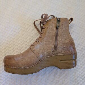 Dansko Signourney Laceup Clog Boot EU 38 (7.5-8 US) in Distressed Honey